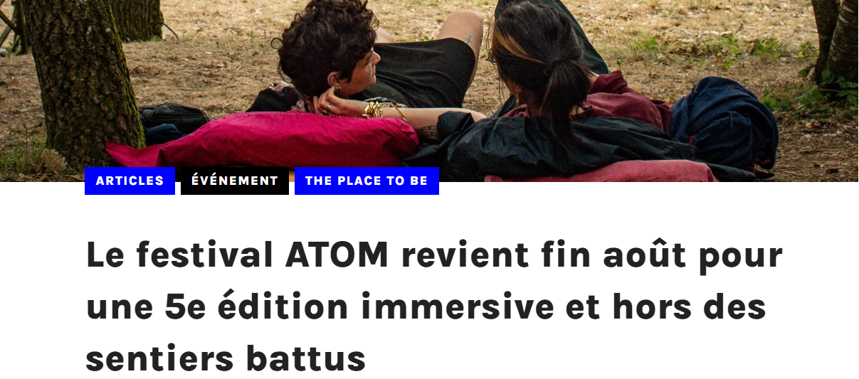 Photos de personnes allongées dans l'herbe, à l'ombre des arbres, en face on peut apercevoir Le Lavoisier un grand bateau en bois (structure qui abrite un bar)